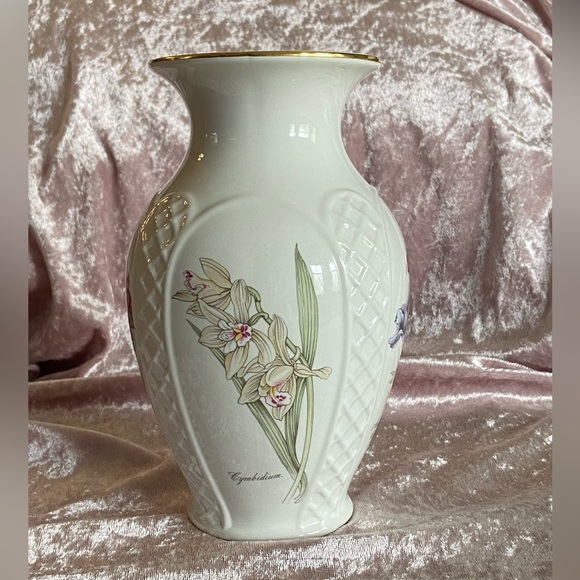 Vintage ROYALWinton Elegant Porcelain Vase- 4 Sided w/Different Flowers on Each🪻 - Picture 9 of 16